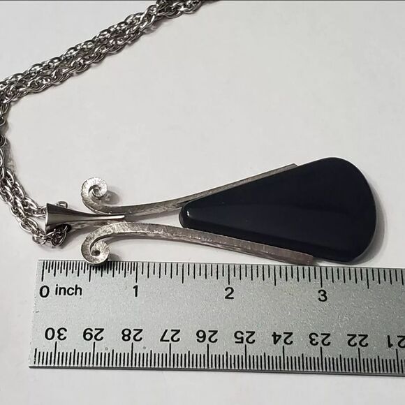 VINTAGE SIGNED AVON LONG BLACK PENDANT 24" NECKLACE EXCELLENT CONDITION - Picture 7 of 14